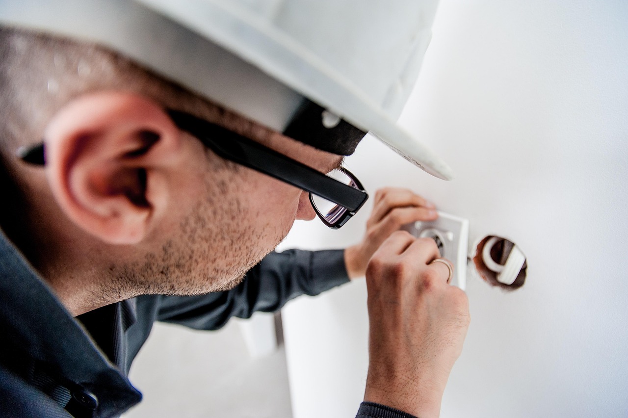 Quadro eléctrico moderno instalado pela equipa de Eletricista Odemira — exemplo de trabalho com disjuntores diferenciais (RCD) e organização limpa